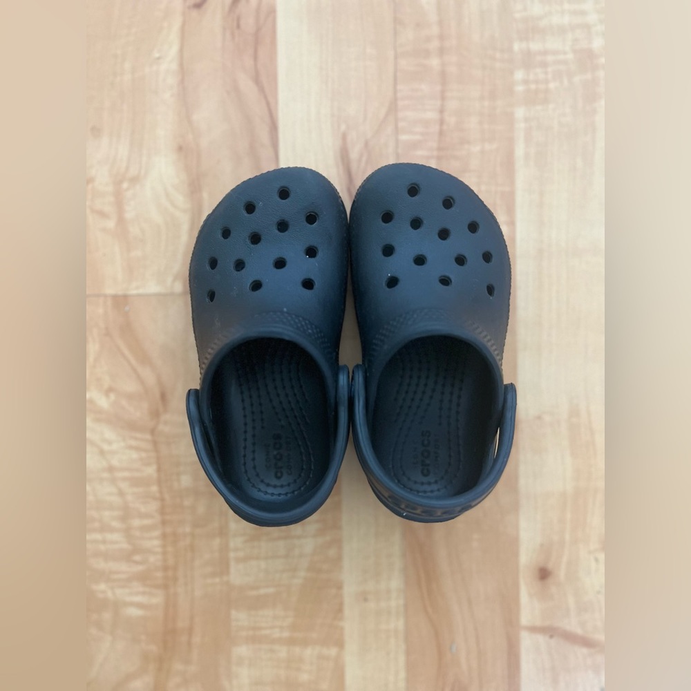 Black Crocs, C8